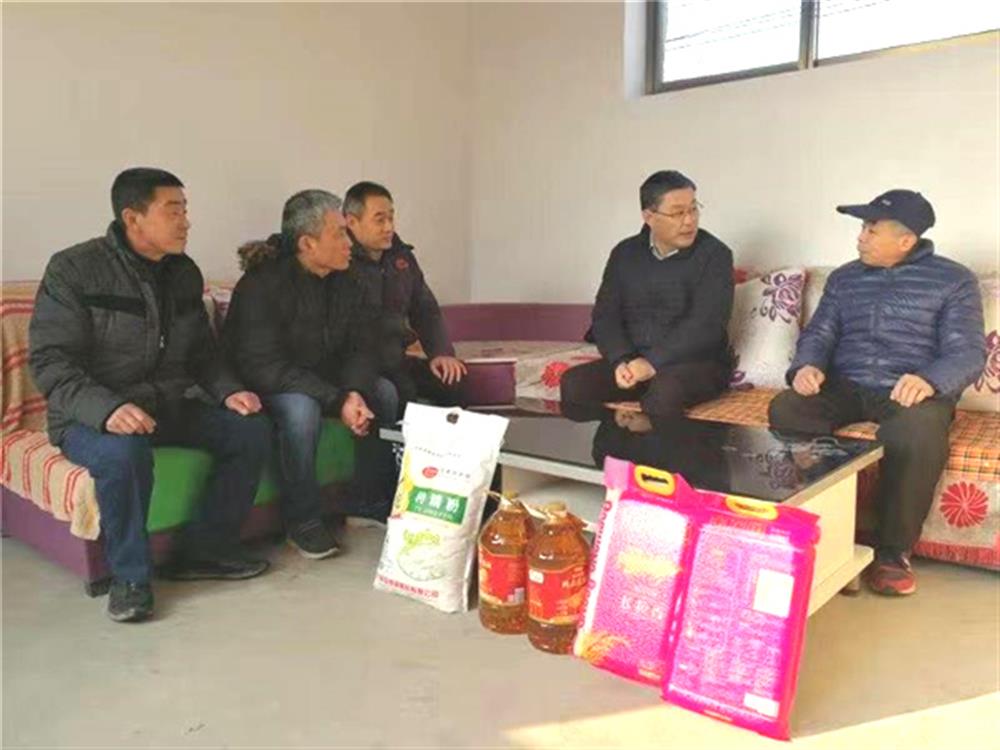제남 산업발전 온라인 온라인 카지노 주소 주소은 명절 전에 첫 번째 비서가 봉사했던 마을의 빈곤층을 방문했습니다.